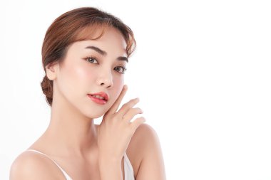 Beyaz arka planda temiz tenli güzel Asyalı kadın, yüz bakımı, yüz bakımı, kozmetoloji, güzellik ve kaplıca, Asyalı kadın portresi.