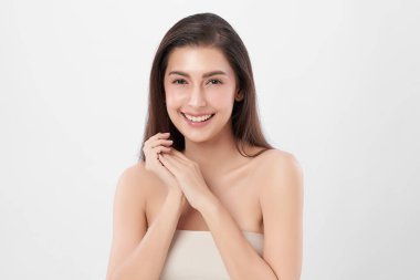 Beyaz arka planda temiz tenli güzel Asyalı kadın, yüz bakımı, yüz bakımı, kozmetoloji, güzellik ve kaplıca, Asyalı kadın portresi.
