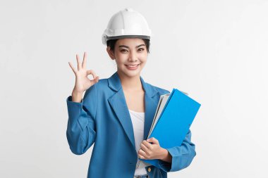 Güzel Asyalı kadın mühendis ve güvenlik kaskı beyaz arka planda, inşaat konsepti, mühendis, endüstri.