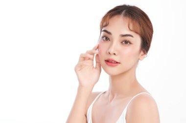 Beyaz arka planda temiz tenli güzel Asyalı kadın, yüz bakımı, yüz bakımı, kozmetoloji, güzellik ve kaplıca, Asyalı kadın portresi.
