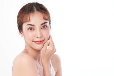 Beyaz arka planda temiz tenli güzel Asyalı kadın, yüz bakımı, yüz bakımı, kozmetoloji, güzellik ve kaplıca, Asyalı kadın portresi.