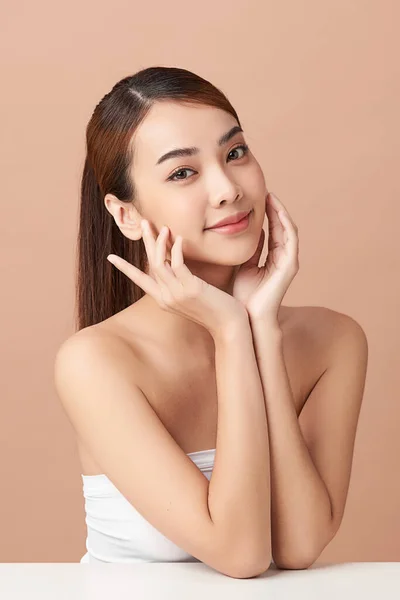 Beautiful Young Asian Woman Clean Fresh Skin Beige Background Face — Stock Photo, Image