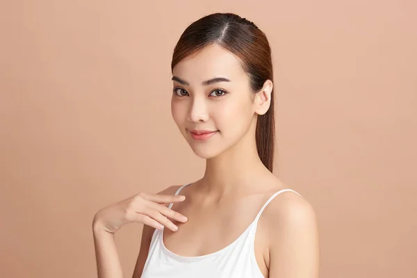 Beautiful Young Asian Woman Clean Fresh Skin Beige Background Face — Stock Photo, Image