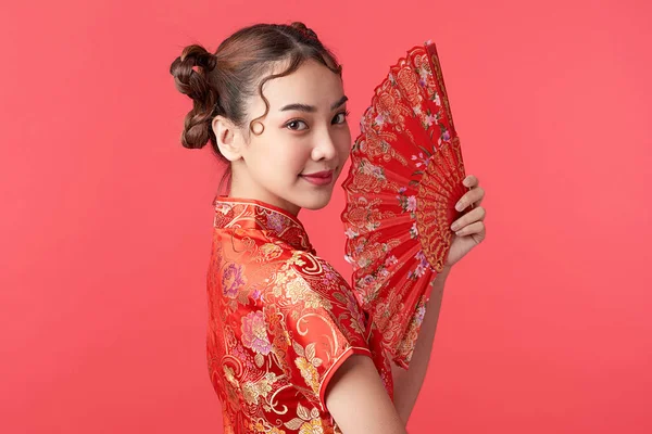 Aziatische Chinese Vrouw Traditionele Jurk Rode Achtergrond Chinees Nieuwjaarsfestival — Stockfoto