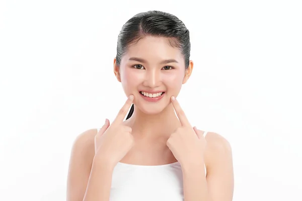 Piękna Młoda Azjatycka Kobieta Wskazując Piękne Zęby Białym Tle — Zdjęcie stockowe