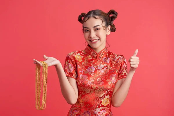 Atractiva Hembra Asiática China Vestido Tradición Está Sosteniendo Collar Oro — Foto de Stock