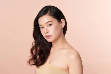 Taze bej arkaplan, yüz bakımı, yüz bakımı, kozmetoloji, güzellik ve kaplıca, Asyalı kadın portresi.