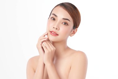 Beyaz arka planda temiz tenli güzel Asyalı kadın, yüz bakımı, yüz bakımı, kozmetoloji, güzellik ve kaplıca, Asyalı kadın portresi.