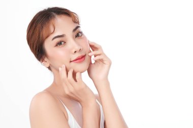 Beyaz arka planda temiz tenli güzel Asyalı kadın, yüz bakımı, yüz bakımı, kozmetoloji, güzellik ve kaplıca, Asyalı kadın portresi.