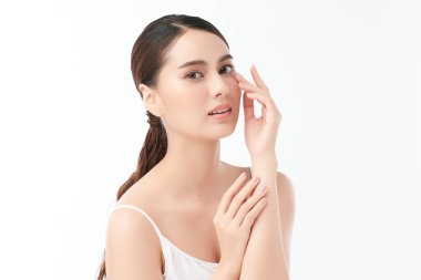 Beyaz arka planda temiz tenli güzel Asyalı kadın, yüz bakımı, yüz bakımı, kozmetoloji, güzellik ve kaplıca, Asyalı kadın portresi.