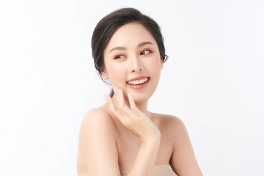 Beyaz arka planda temiz tenli güzel Asyalı kadın, yüz bakımı, yüz bakımı, kozmetoloji, güzellik ve kaplıca, Asyalı kadın portresi.