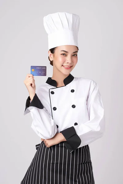 Gelukkige Vrouwelijke Chef Kok Met Een Kredietkaart Witte Achtergrond — Stockfoto