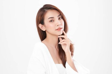 Beyaz arka planda temiz tenli güzel Asyalı kadın, yüz bakımı, yüz bakımı, kozmetoloji, güzellik ve kaplıca, Asyalı kadın portresi.