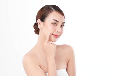 Beyaz arka planda temiz tenli güzel Asyalı kadın, yüz bakımı, yüz bakımı, kozmetoloji, güzellik ve kaplıca, Asyalı kadın portresi.
