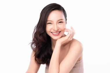 Beyaz arka planda temiz tenli güzel Asyalı kadın, yüz bakımı, yüz bakımı, kozmetoloji, güzellik ve kaplıca, Asyalı kadın portresi.