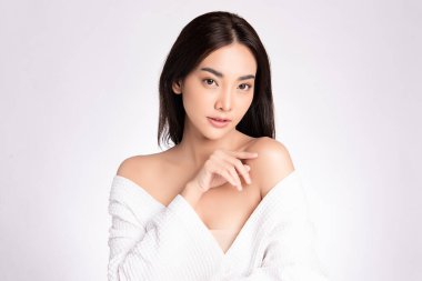 Beyaz arka planda temiz tenli güzel Asyalı kadın, yüz bakımı, yüz bakımı, kozmetoloji, güzellik ve kaplıca, Asyalı kadın portresi.