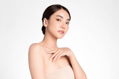 Beyaz arka planda temiz tenli güzel Asyalı kadın, yüz bakımı, yüz bakımı, kozmetoloji, güzellik ve kaplıca, Asyalı kadın portresi.