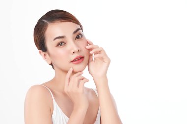 Beyaz arka planda temiz tenli güzel Asyalı kadın, yüz bakımı, yüz bakımı, kozmetoloji, güzellik ve kaplıca, Asyalı kadın portresi.