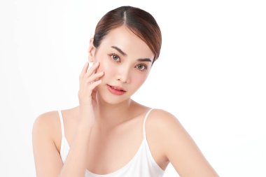 Beyaz arka planda temiz tenli güzel Asyalı kadın, yüz bakımı, yüz bakımı, kozmetoloji, güzellik ve kaplıca, Asyalı kadın portresi.