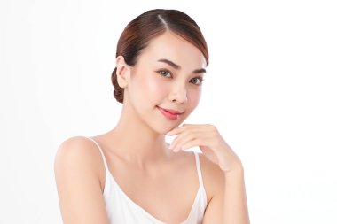 Beyaz arka planda temiz tenli güzel Asyalı kadın, yüz bakımı, yüz bakımı, kozmetoloji, güzellik ve kaplıca, Asyalı kadın portresi.