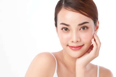 Beyaz arka planda temiz tenli güzel Asyalı kadın, yüz bakımı, yüz bakımı, kozmetoloji, güzellik ve kaplıca, Asyalı kadın portresi.