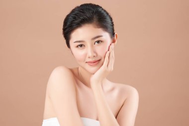 Taze bej arkaplan, yüz bakımı, yüz bakımı, kozmetoloji, güzellik ve kaplıca, Asyalı kadın portresi.