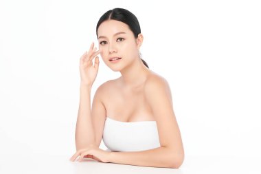 Beyaz arka planda temiz tenli güzel Asyalı kadın, yüz bakımı, yüz bakımı, kozmetoloji, güzellik ve kaplıca, Asyalı kadın portresi.