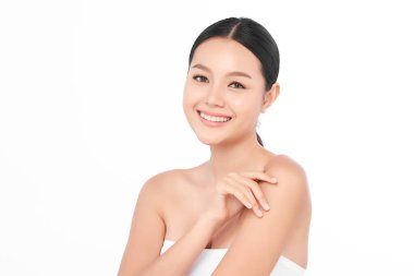 Beyaz arka planda temiz tenli güzel Asyalı kadın, yüz bakımı, yüz bakımı, kozmetoloji, güzellik ve kaplıca, Asyalı kadın portresi.
