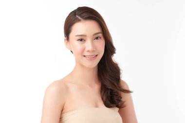 Beyaz arka planda temiz tenli güzel Asyalı kadın, yüz bakımı, yüz bakımı, kozmetoloji, güzellik ve kaplıca, Asyalı kadın portresi.