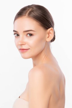 Beyaz arka planda temiz ciltli güzel bir genç kadın, yüz bakımı, yüz bakımı, kozmetoloji, güzellik ve kaplıca, Asyalı kadın portresi.