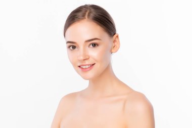 Beyaz arka planda temiz ciltli güzel bir genç kadın, yüz bakımı, yüz bakımı, kozmetoloji, güzellik ve kaplıca, Asyalı kadın portresi.