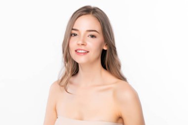 Beyaz arka planda temiz ciltli güzel bir genç kadın, yüz bakımı, yüz bakımı, kozmetoloji, güzellik ve kaplıca, Asyalı kadın portresi.