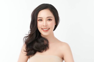 Beyaz arka planda temiz tenli güzel Asyalı kadın, yüz bakımı, yüz bakımı, kozmetoloji, güzellik ve kaplıca, Asyalı kadın portresi.