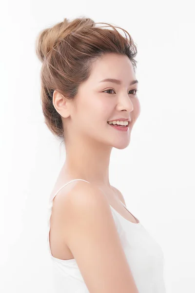 Mulher Asiática Nova Bonita Com Pele Fresca Limpa Fundo Branco — Fotografia de Stock