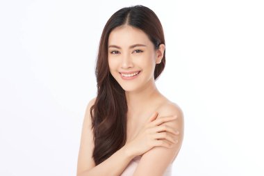 Beyaz arka planda temiz tenli güzel Asyalı kadın, yüz bakımı, yüz bakımı, kozmetoloji, güzellik ve kaplıca, Asyalı kadın portresi.