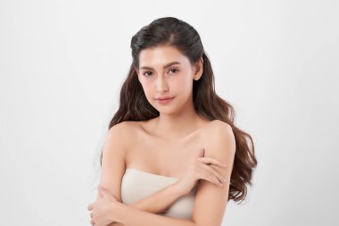 Beyaz arka planda temiz tenli güzel Asyalı kadın, yüz bakımı, yüz bakımı, kozmetoloji, güzellik ve kaplıca, Asyalı kadın portresi.