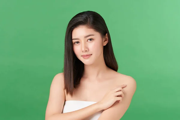 Krásná Mladá Asijská Žena Čistou Svěží Pletí Zeleném Pozadí Péče — Stock fotografie