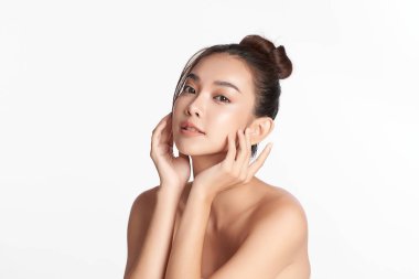 Beyaz arka planda temiz tenli güzel Asyalı kadın, yüz bakımı, yüz bakımı, kozmetoloji, güzellik ve kaplıca, Asyalı kadın portresi.