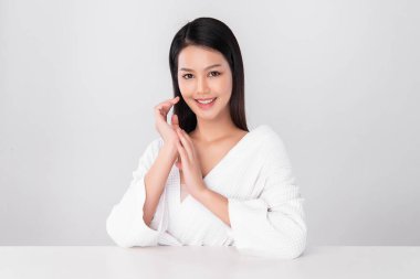 Beyaz arka planda temiz tenli güzel Asyalı kadın, yüz bakımı, yüz bakımı, kozmetoloji, güzellik ve kaplıca, Asyalı kadın portresi.