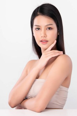 Beyaz arka planda temiz tenli güzel Asyalı kadın, yüz bakımı, yüz bakımı, kozmetoloji, güzellik ve kaplıca, Asyalı kadın portresi.