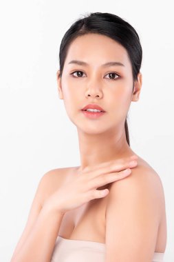 Beyaz arka planda temiz tenli güzel Asyalı kadın, yüz bakımı, yüz bakımı, kozmetoloji, güzellik ve kaplıca, Asyalı kadın portresi.