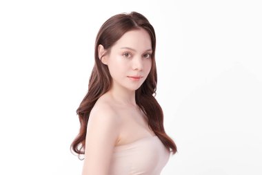 Beyaz arka planda temiz tenli güzel Asyalı kadın, yüz bakımı, yüz bakımı, kozmetoloji, güzellik ve kaplıca, Asyalı kadın portresi.