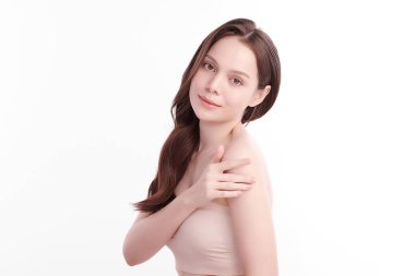 Beyaz arka planda temiz tenli güzel Asyalı kadın, yüz bakımı, yüz bakımı, kozmetoloji, güzellik ve kaplıca, Asyalı kadın portresi.