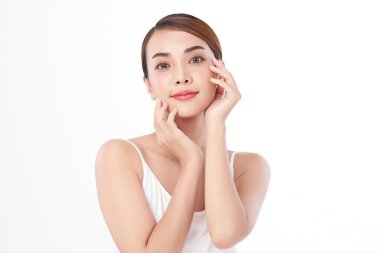 Beyaz arka planda temiz tenli güzel Asyalı kadın, yüz bakımı, yüz bakımı, kozmetoloji, güzellik ve kaplıca, Asyalı kadın portresi.