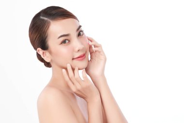 Beyaz arka planda temiz tenli güzel Asyalı kadın, yüz bakımı, yüz bakımı, kozmetoloji, güzellik ve kaplıca, Asyalı kadın portresi.