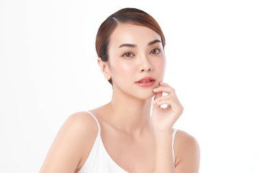 Beyaz arka planda temiz tenli güzel Asyalı kadın, yüz bakımı, yüz bakımı, kozmetoloji, güzellik ve kaplıca, Asyalı kadın portresi.