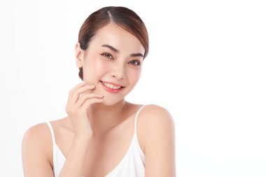 Beyaz arka planda temiz tenli güzel Asyalı kadın, yüz bakımı, yüz bakımı, kozmetoloji, güzellik ve kaplıca, Asyalı kadın portresi.