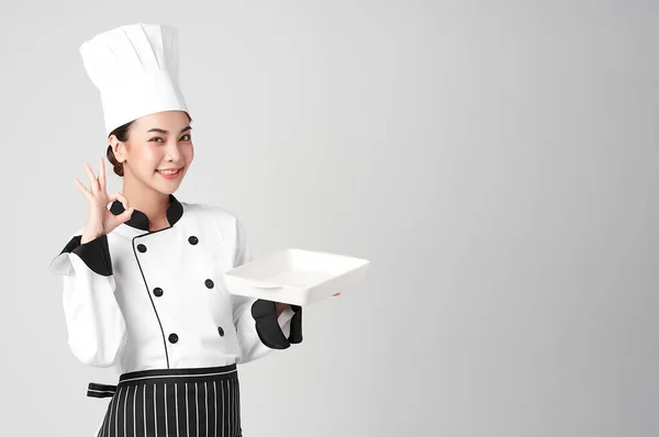 Mooie Jonge Aziatische Vrouw Chef Kok Met Lege Witte Plaat — Stockfoto