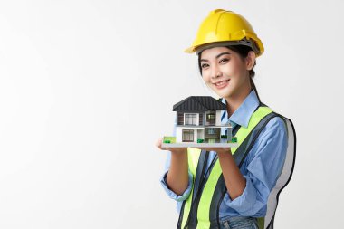 Güzel genç Asyalı kadın mühendis beyaz arka planda ev modelini gösteriyor, inşaat konsepti, mühendis, endüstri.