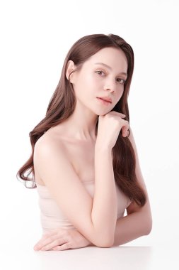 Beyaz arka planda temiz tenli güzel Asyalı kadın, yüz bakımı, yüz bakımı, kozmetoloji, güzellik ve kaplıca, Asyalı kadın portresi.